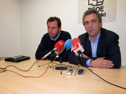 Oscar Punte y Javier Izquierdo, al término de la Ejecutiva Municipal del PSOE.