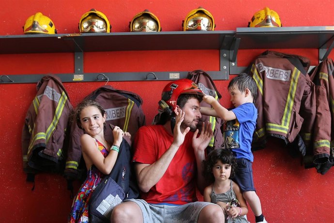 Pau Gasol participa en la tercera edición del calendario 'Bomberos con Causa'.