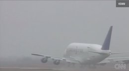 Avión intenta despegar de un aeropuerto