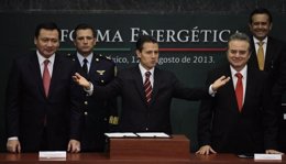 El presidente de México, Enrique Peña Nieto (en la imagen al centro) saluda a lo