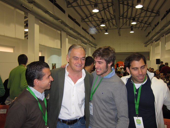 Esteban González Pons junto a Juan Carlos Caballero, presidente regional de NNGG