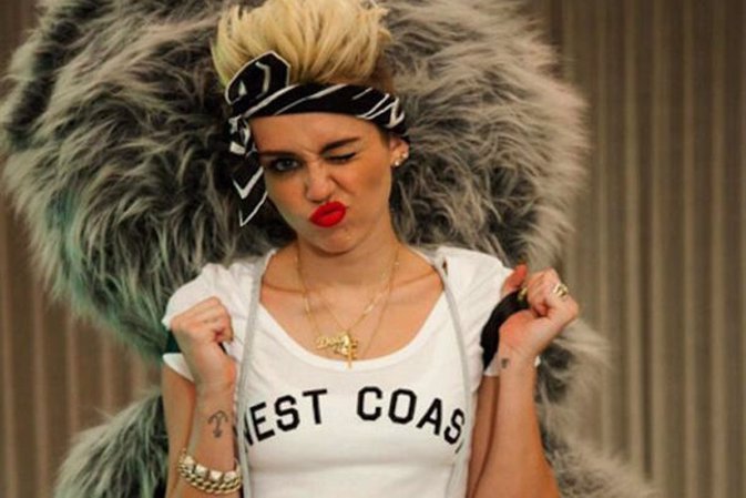 Miley Cyrus invita a su novio en se cumple sadomasoquista