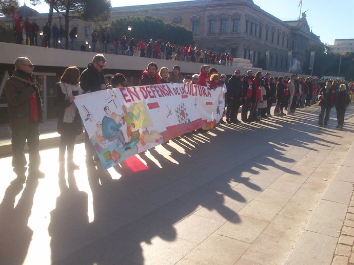 'Abrazo' Al Teatro Fernán Gómez En Concentración 'En Defensa De La Cultura'