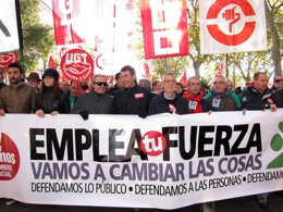 Cabeza de la manifestación de la Cumbre Social en Valladolid.