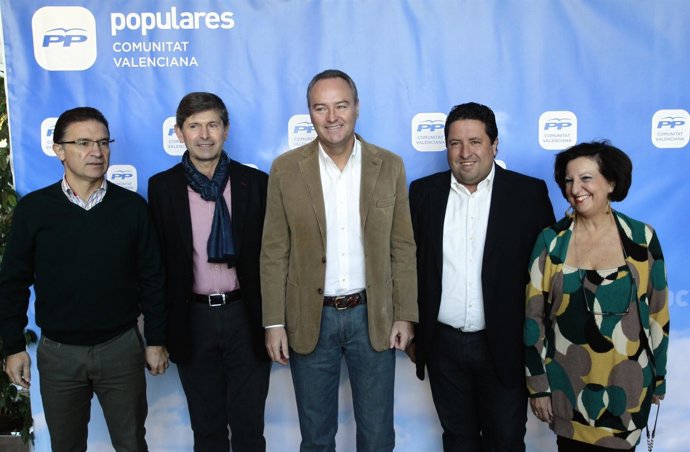 Fabra posa con dirigentes 'populares' en la jornada del PPCV en Castellón.