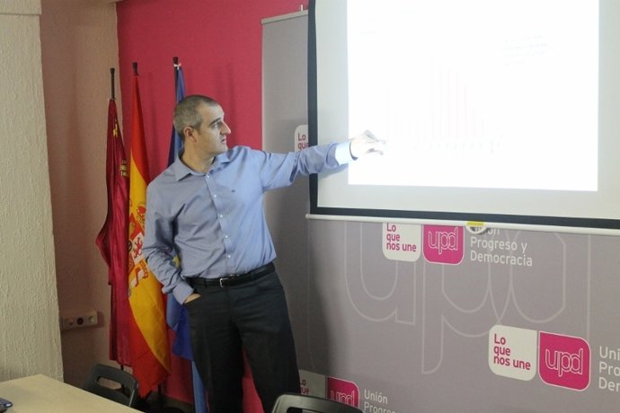 César Nebot durante su charla