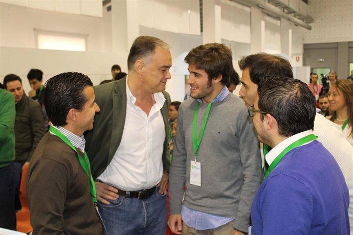 González Pons conversa con dirigentes de NNGG-CV en su Convención Política.