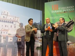 Entrega de los 1.000 kilos de alimentos donados por los congresitas.