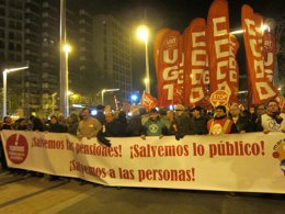 Colectivos aragoneses protestan contra los recortes.
