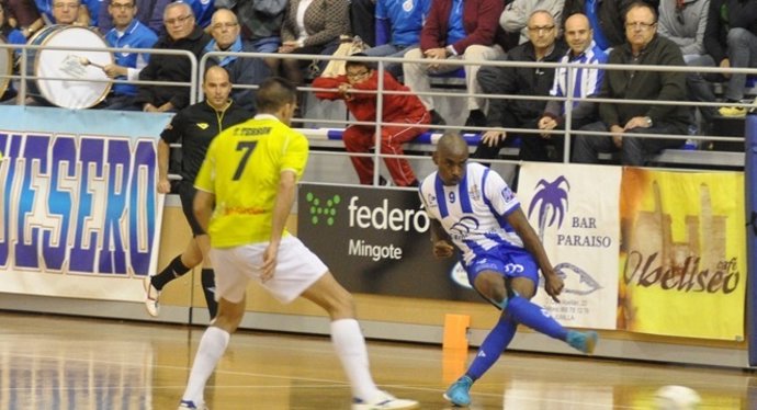 Toni Terrón, del Hospital de Llevant Manacor, ante Ique, del Montesinos Jumilla