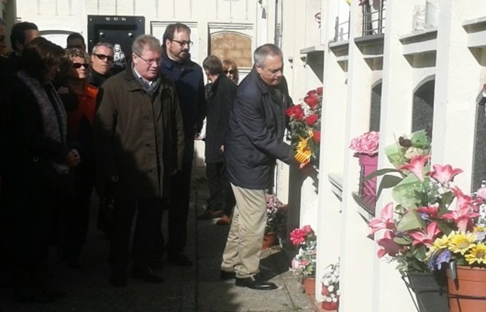 Pere Navarro ofrenda a Ernest Lluch