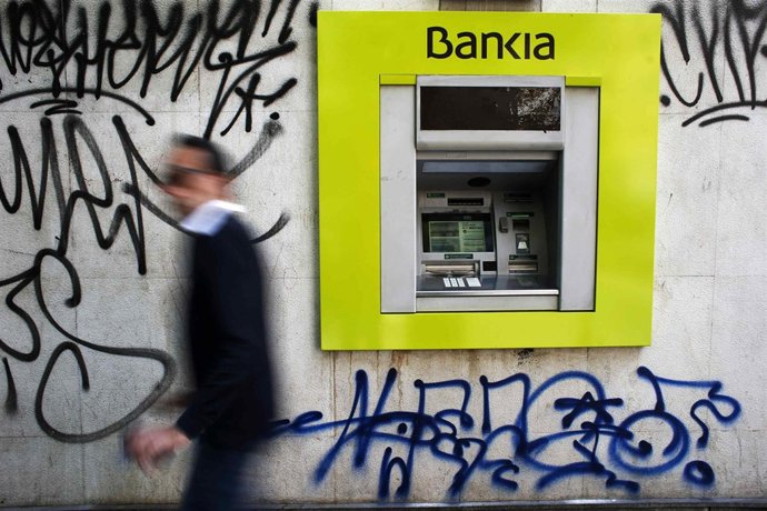 Un cajero automático del banco Bankia con pintadas