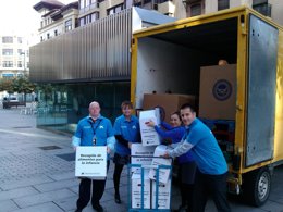 Voluntarios de La Caixa con los alimentos recogidos en la campaña