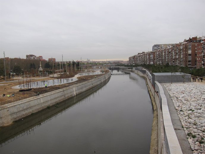 Rio Manzanares a su paso por el parque de la Arganzuela en Madrid 