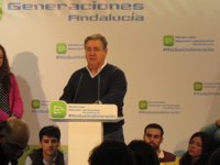 Zoido pide a Susana Díaz que "diga lo que quiere hacer" y "no deje tirados a los andaluces, como Chaves o Griñán"
