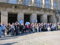 Un centenar de personas peregrinan en contra de la violencia de género en Santiago de Compostela