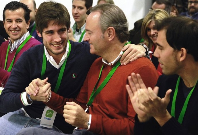 Juan Carlos Caballero (NNGG CV) junto a Alberto Fabra