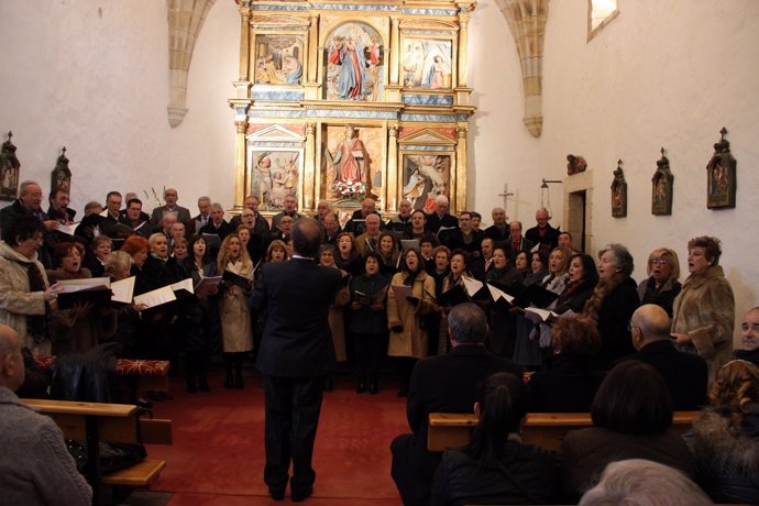 Coro cantando en Santa Cecilia