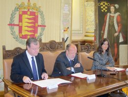 El consejero Antonio Silván junto con los alcaldes de Valladolid y Zaratán