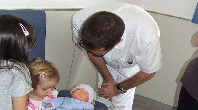 Médico del Hospital de Manacor con niños