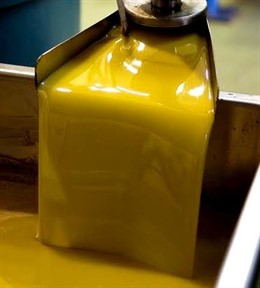 Aceite de oliva de categoría Virgen Extra durante el proceso de extracción.