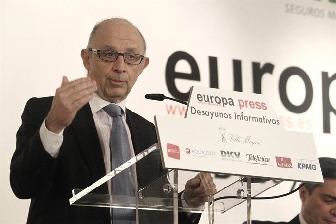 El ministro Cristóbal Montoro en los Desayunos de Europa Press
