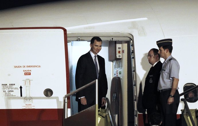 Principe Felipe desembarca de un avión de las Fuerzas Armadas