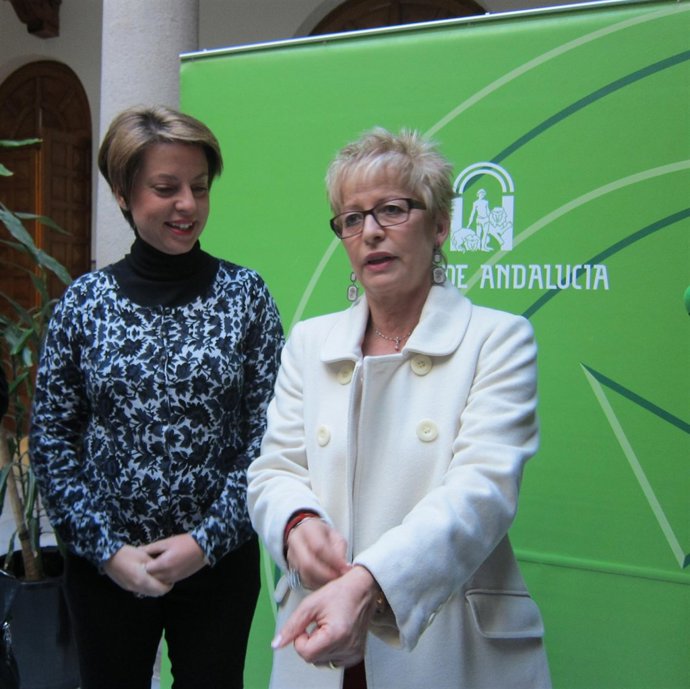 Elena Víboras (d), con Irene Sabalete, antes de atender a la prensa.