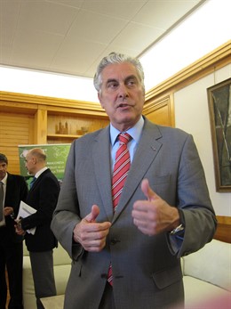 El consejero de Política Territorial e Interior, Antonio Suárez, en su despacho