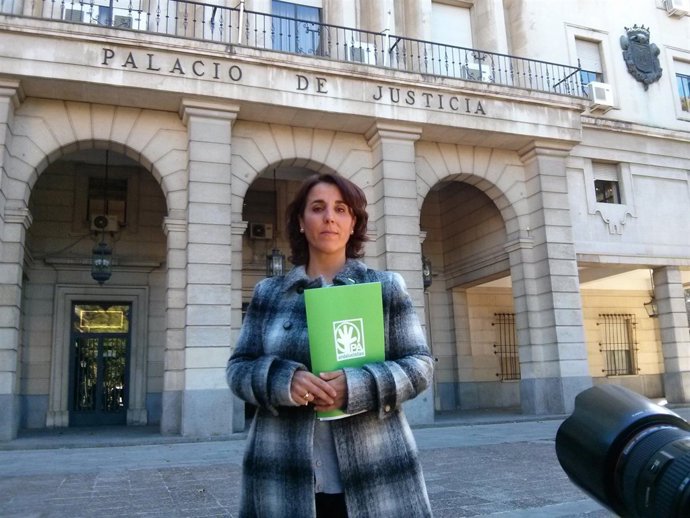 Aquino con la denuncia.