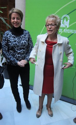 Elena Víboras (d), junto a Irene Sabalete, antes de atender a los periodistas.