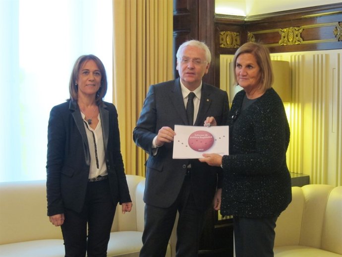 La dtora.Lingüística E.Franquesa, el conseller F.Mascarell y la pta.N.Gispert