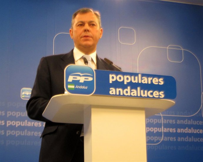El secretario general del PP-A, José Luis Sanz, hoy en rueda de prensa