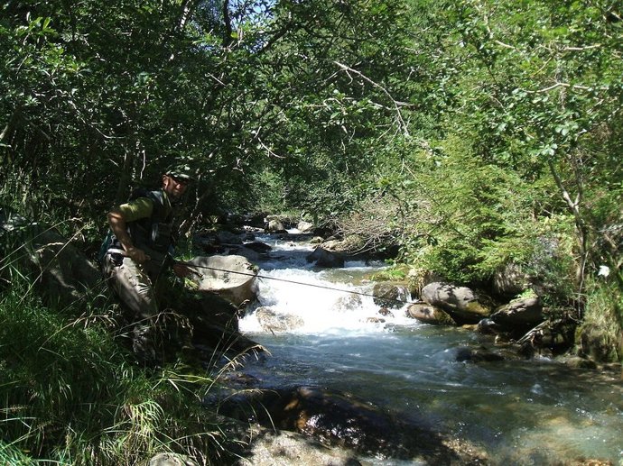 Imagen de un pescador en una zona de pesca sin muerte