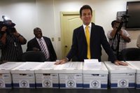 El candidato del Partido Anticorrupción denuncia coacciones en las mesas electorales