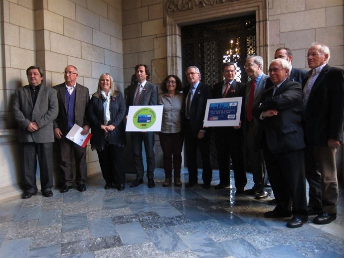 El alcalde X.Trias con entidades sociales y la tarjeta solidaria de alimentos