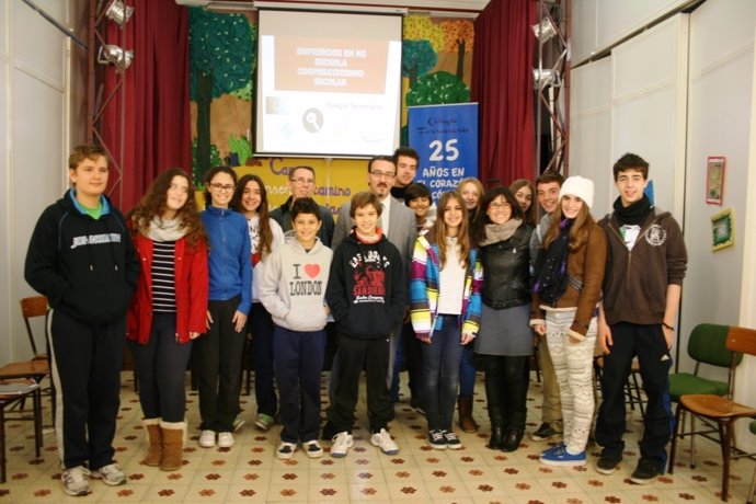 Luque (centro), con profesores y alumnos del Colegio Ferroviario
