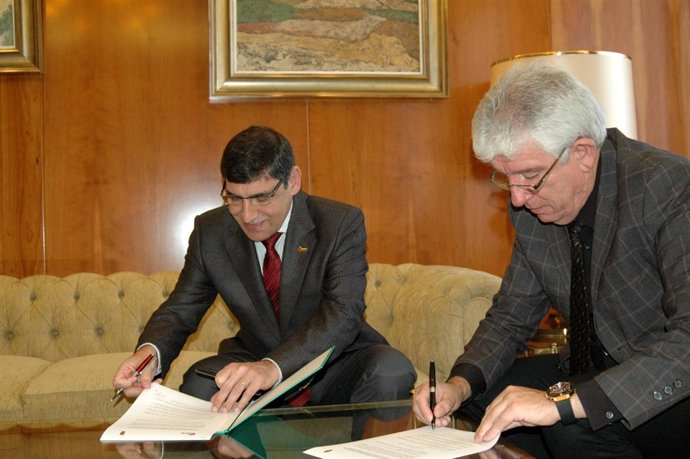 Firma del acuerdo entre el rector de la ULE y el de Universidad de Passo Fundo