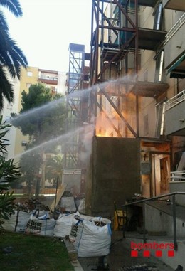 Actuación de los Bomberos en un edificio de Sant Boi