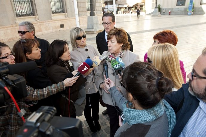 La alcaldesa de Cartagena atiende a los medios