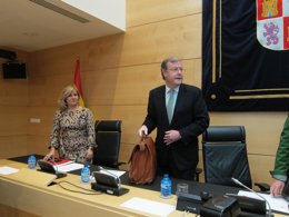 Antonio Silván, poco antes de iniciar su comparecencia en las Cortes.