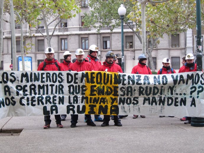 Mineros de Mequinenza protestan ante el edificio Pignatelli en Zaragoza