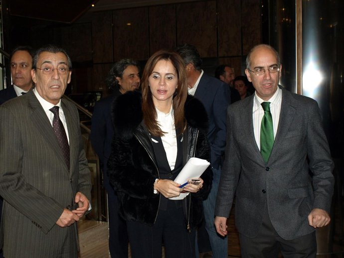 Silvia Clemente junto con Bienvenido Mena y Javier Iglesias.