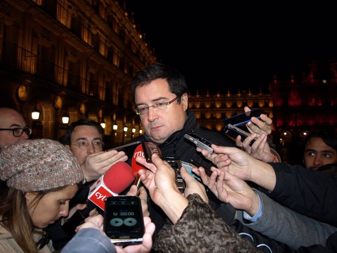 López atiende a los medios de comunicación en Salamanca.       