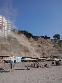 El sismo de Lima provoca un deslizamiento de piedras en la Costa Verde de la capital