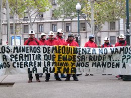 Mineros de Mequinenza protestan ante el edificio Pignatelli en Zaragoza