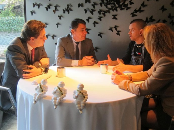 Sarasola, González y Mariño con el chef de Diverxo