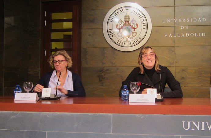 Julia Bachiller (izq) y Rocío Anguita presentan la matriculación del curso