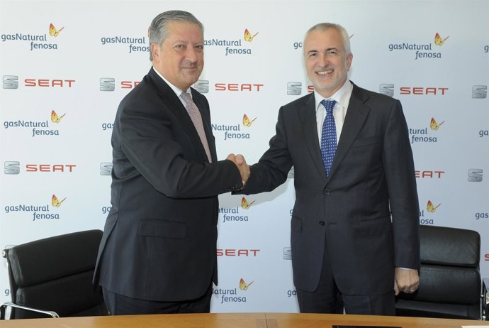 R. Paredes (Seat) y D. López Jordà (Gas Natural Fenosa) en la firma del acuerdo