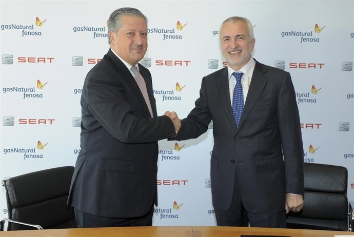 R. Paredes (Seat) y D. López Jordà (Gas Natural Fenosa) en la firma del acuerdo